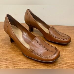 Michelle D Penny Lane leather loafers round toe caramel brown 2” heel size 9.5